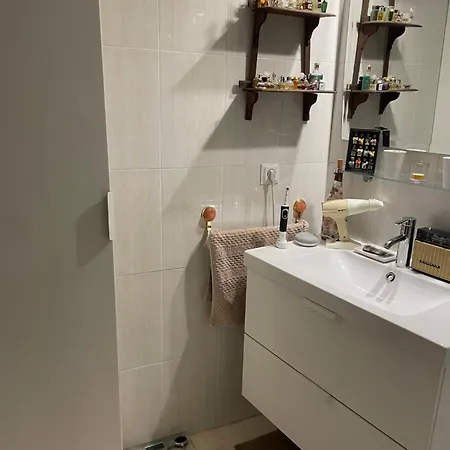 Chica En Vivienda Compartida Con Anfitrion Hombre *