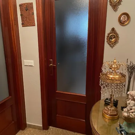 Chica En Vivienda Compartida Con Anfitrion Hombre
