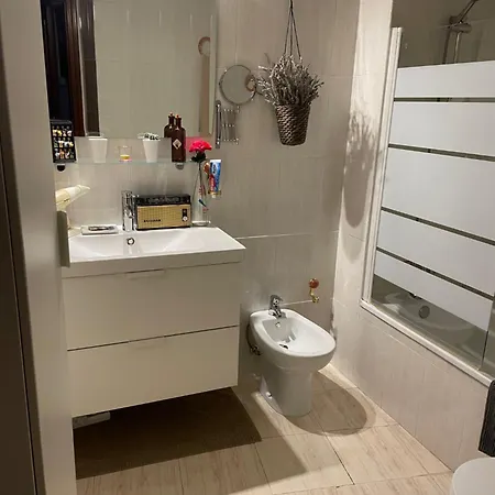 Chica En Vivienda Compartida Con Anfitrion Hombre Apartment *
