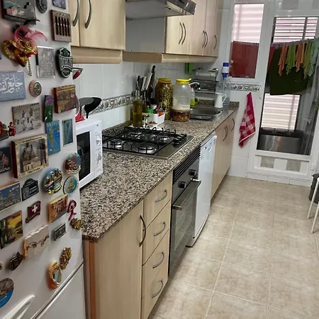 Chica En Vivienda Compartida Con Anfitrion Hombre