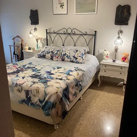 Chica En Vivienda Compartida Con Anfitrion Hombre
